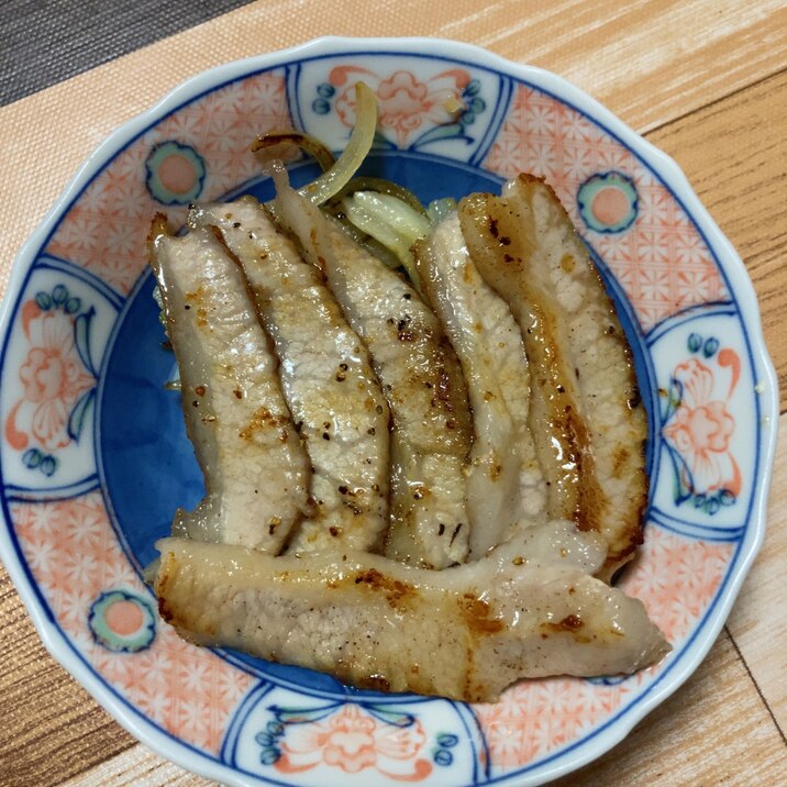 玉ねぎと豚トロのペッパー焼き